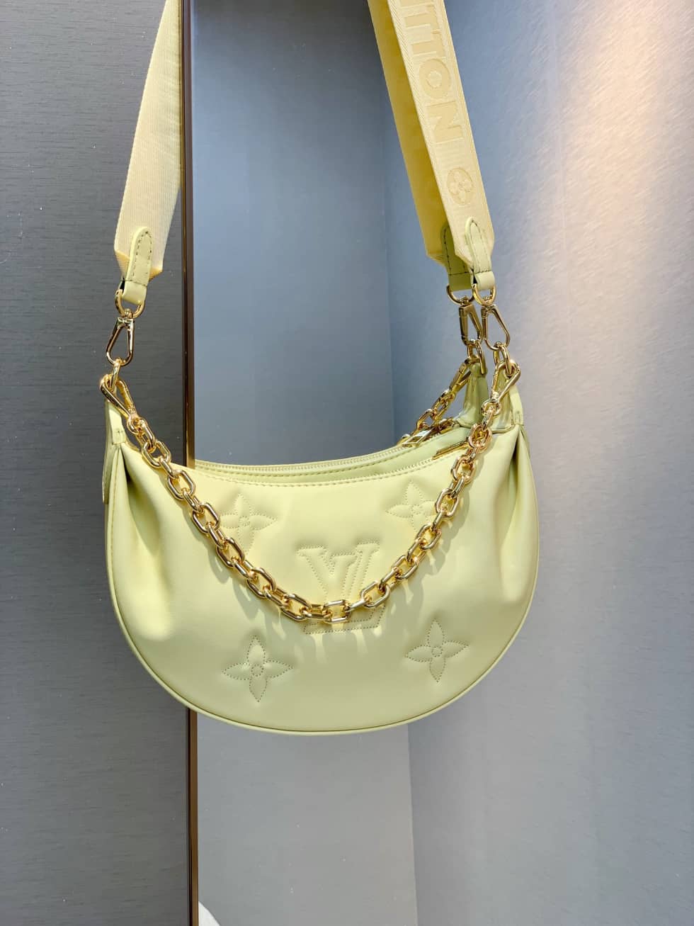 L0vis Vvtt0n Over The Moon Calfskin Leather Yellow M59823 Replica Hobo