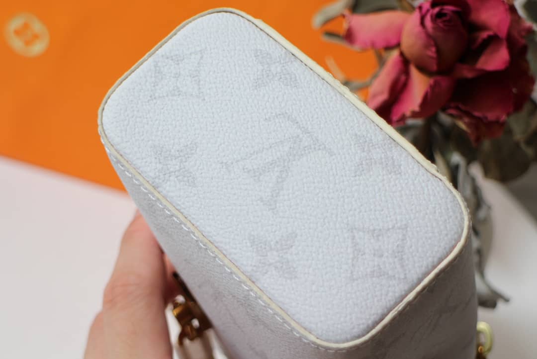 L0vis Vvtt0n Epi Leather Chalk Nano Replica Bucket Bag M61112