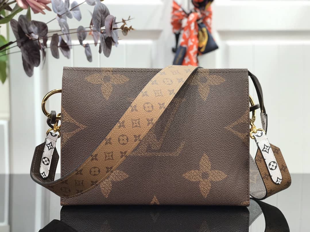 L0vis Vvtt0n Toiletry Monogram Canvas Pouch Yellow Replica M47542
