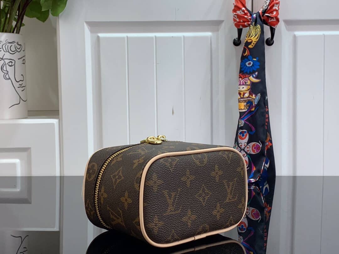 L0vis Vvtt0n Mini Monogram Canvas Beauty Case Replica M44496