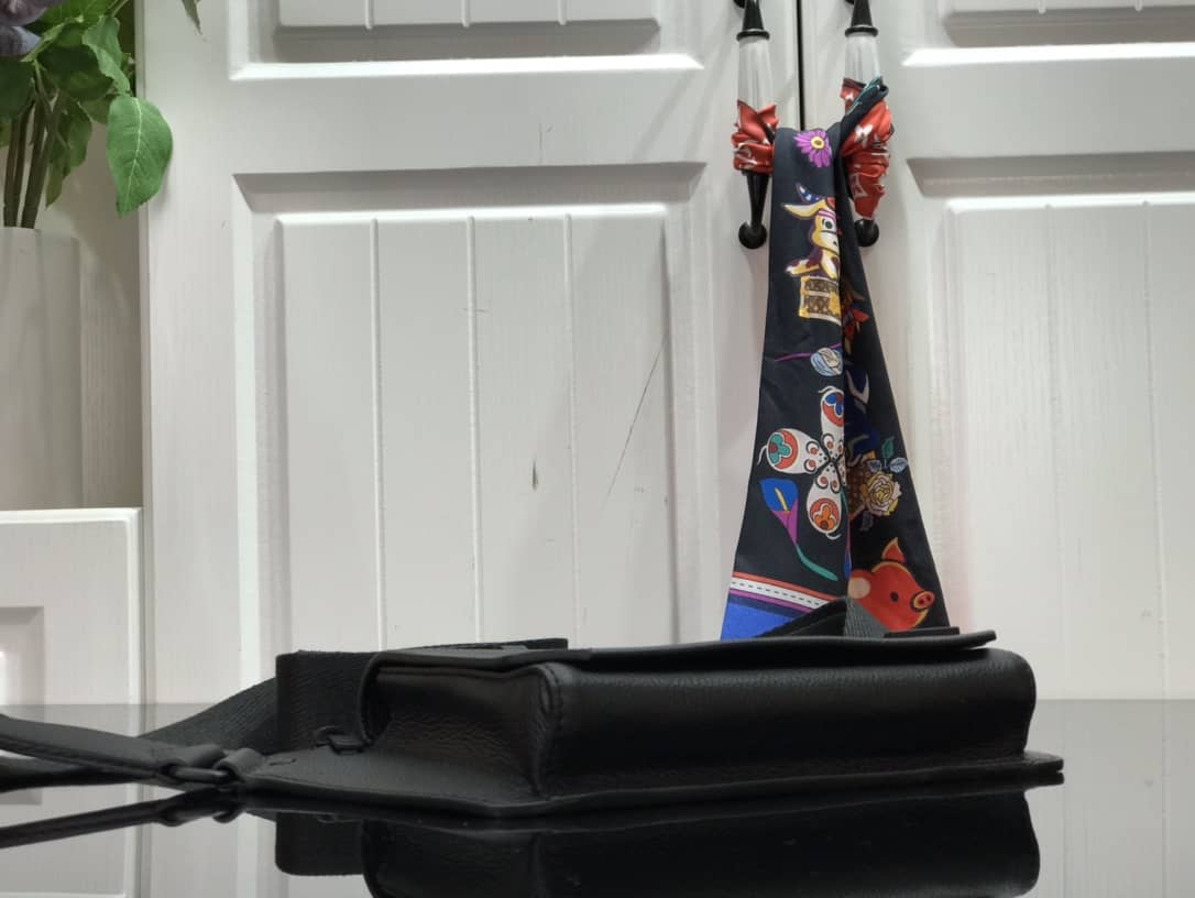 L0vis Vvtt0n Aerogram Slingbag Replica Black M57081