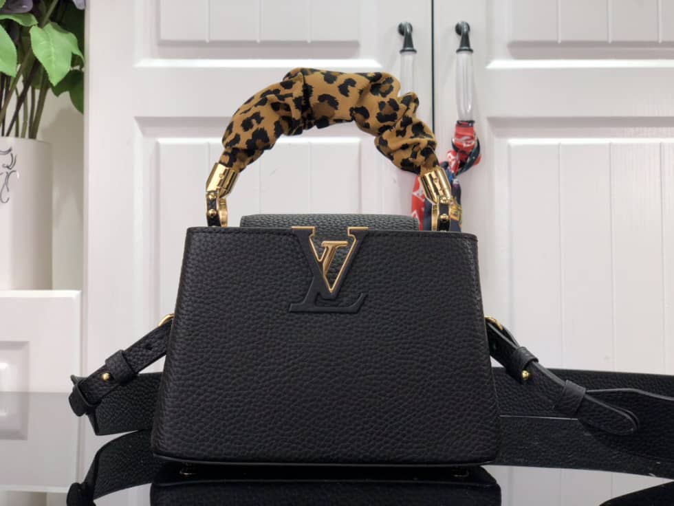 L0vis Vvtt0n Capucines Mini Black M58732 Replica Crossbody Bag