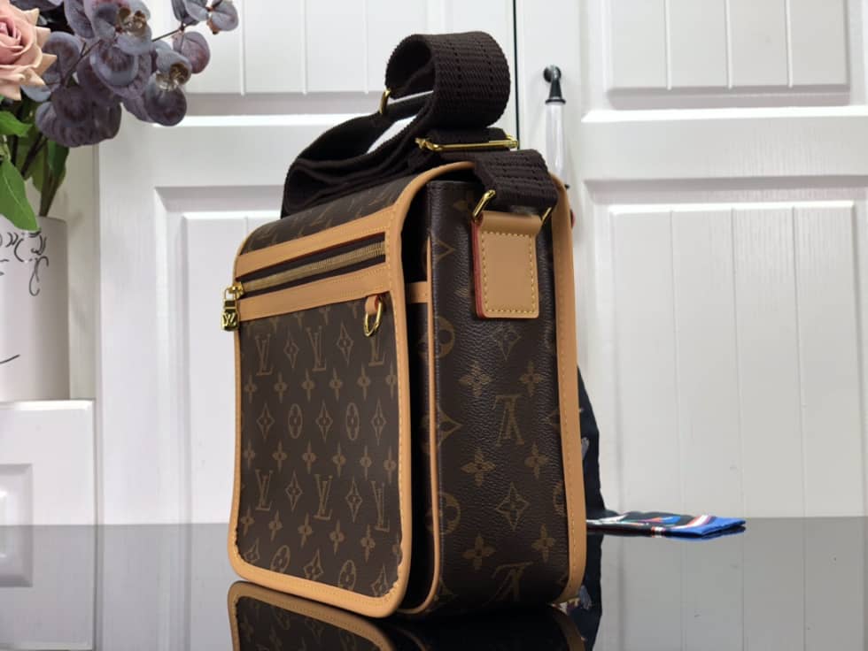 L0vis Vvtt0n Monogram Messenger Bosphore PM M40106 Replica Shoulder Bag