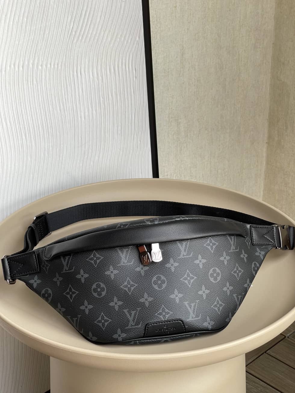 L0vis Vvtt0n Discovery Bumbag Monogram Eclipse Black M46035 Replica Belt Bag