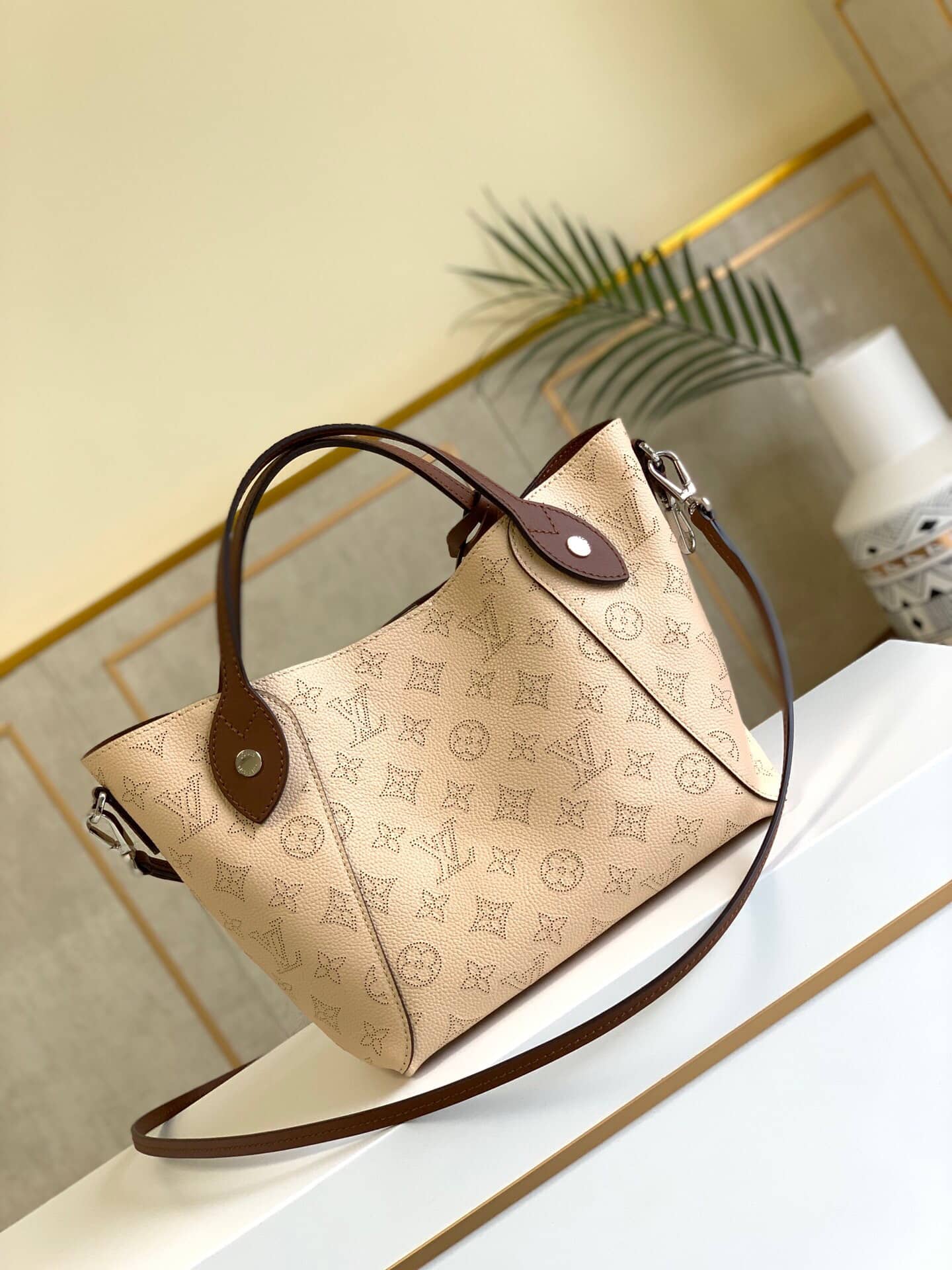 L0vis Vvtt0n Mahina Hina PM Leather Tote Replica Beige M54353
