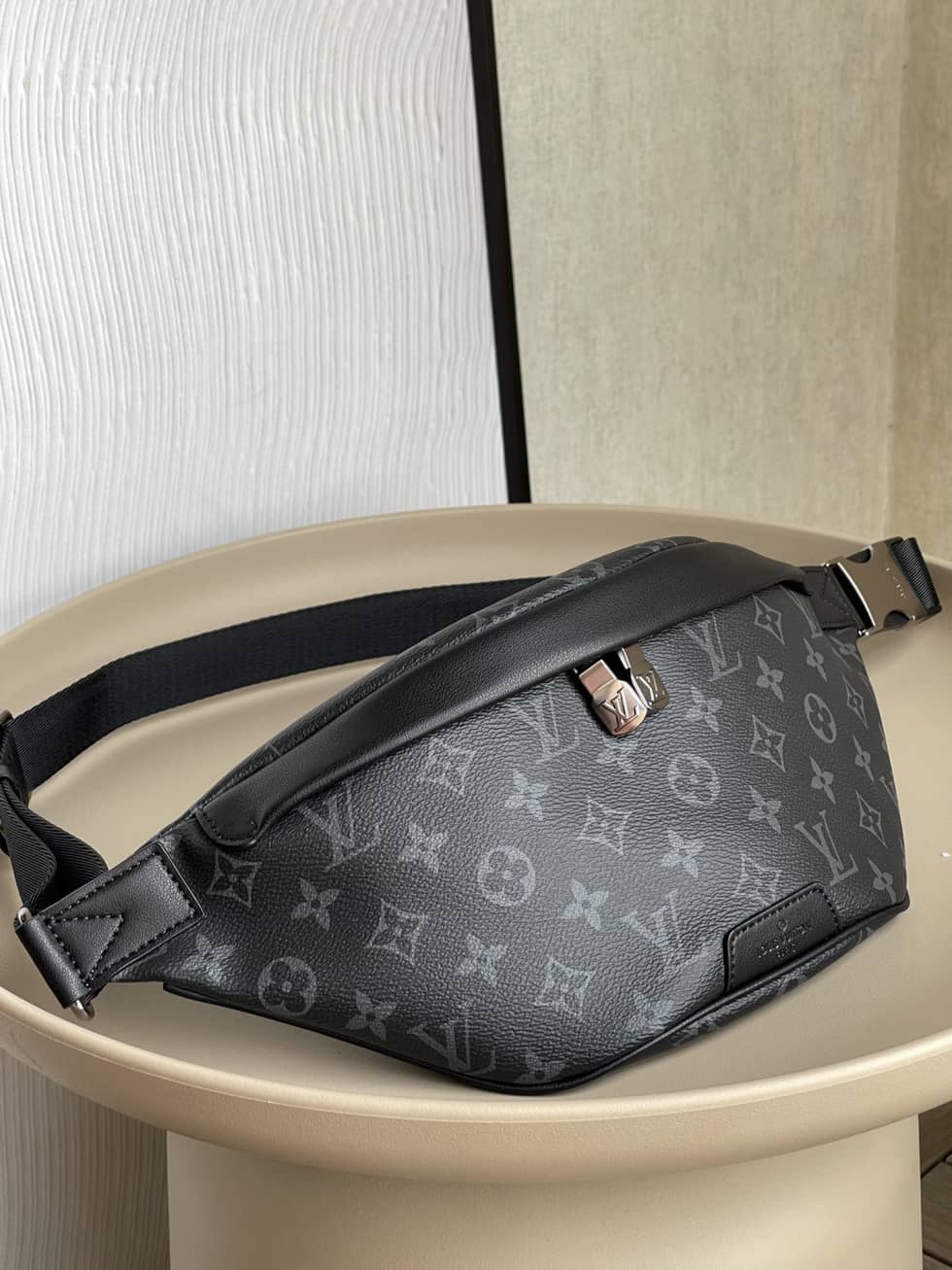 L0vis Vvtt0n Discovery Bumbag Monogram Eclipse Black M46035 Replica Belt Bag