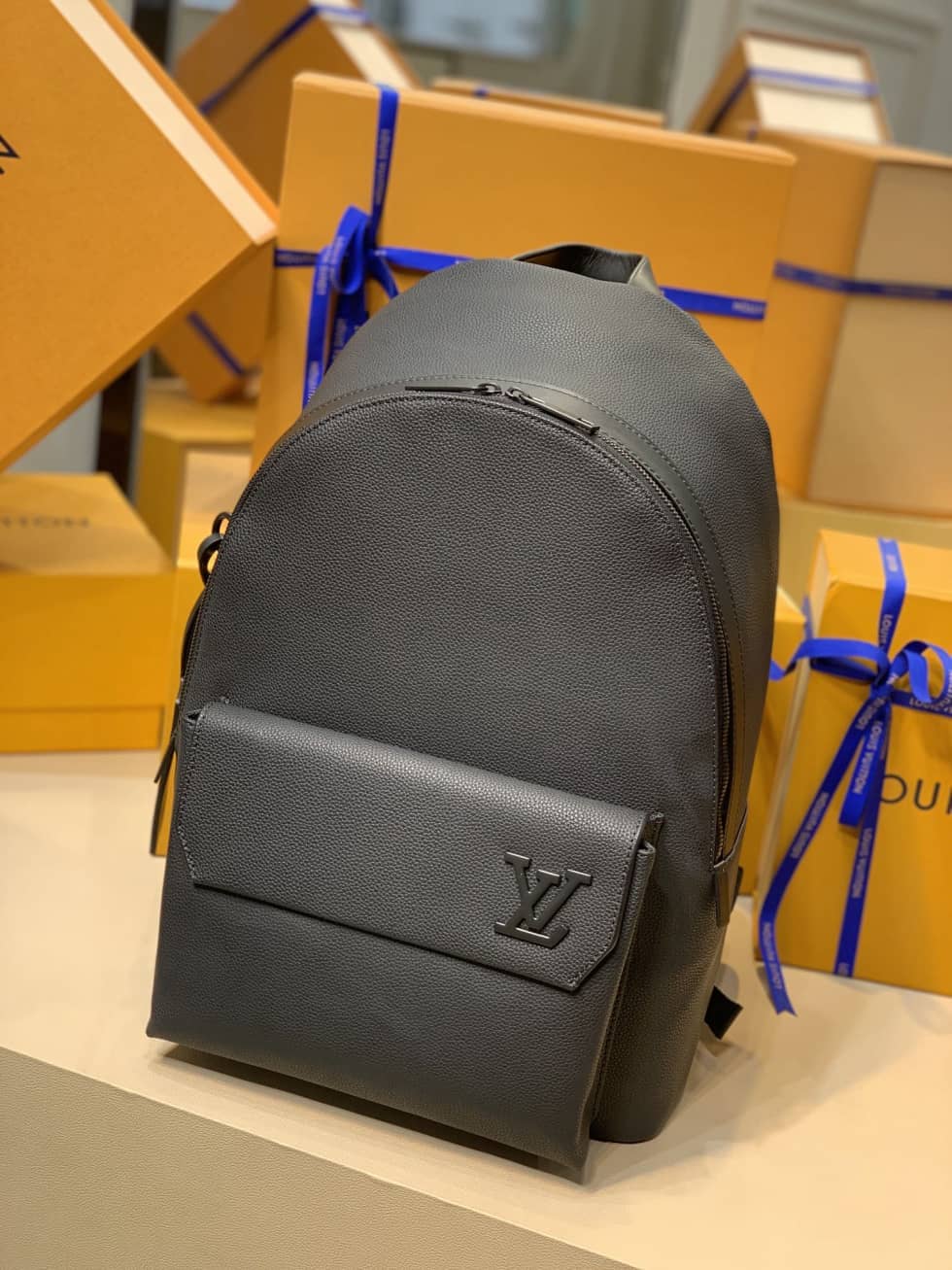 L0vis Vvtt0n Aerogram Leather Black M57079 Replica Backpack