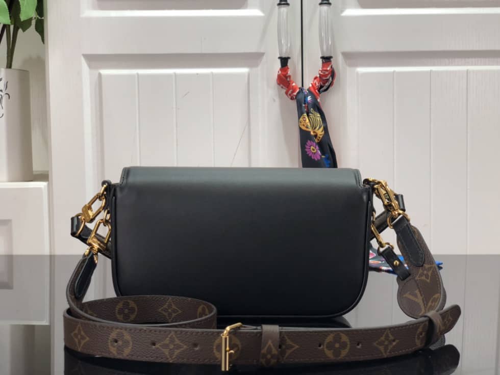 L0vis Vvtt0n Swing Handbag Black M20393 Replica Shoulder Bag