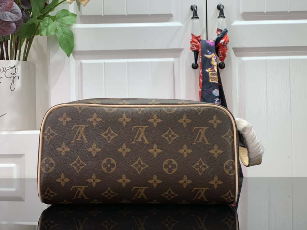 L0vis Vvtt0n Dopp Kit Toilet Pouch Monogram Canvas M44494 Replica