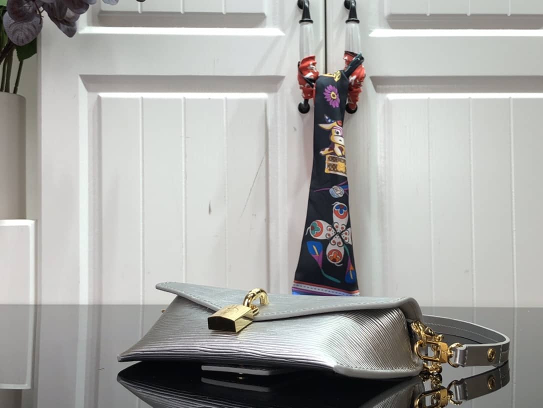 L0vis Vvtt0n Epi Leather Padlock On Strap Replica Bag Silver M80819