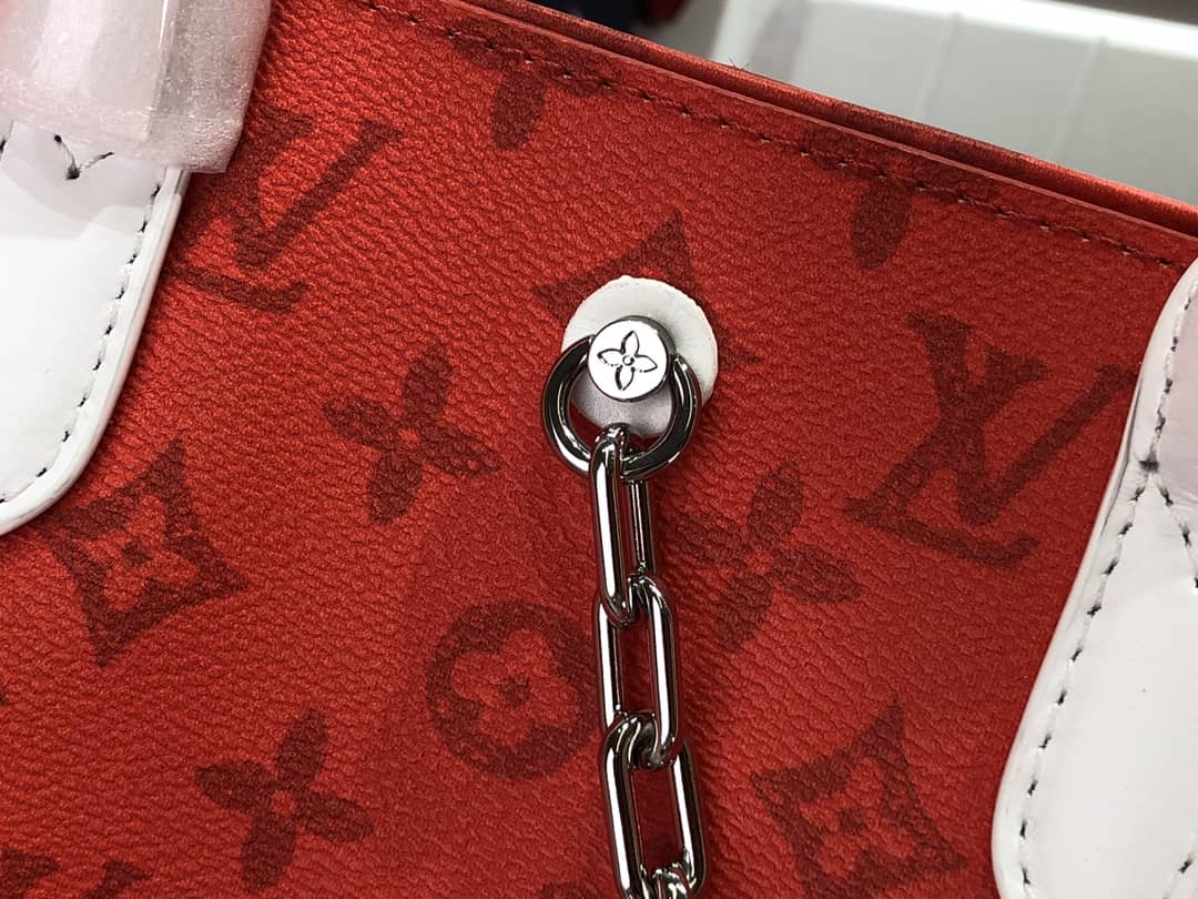 L0vis Vvtt0n “Tourist Vs Purist” Tote Bag