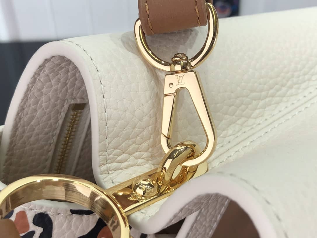 L0vis Vvtt0n Capucines BB Calfskin Handbag Beige