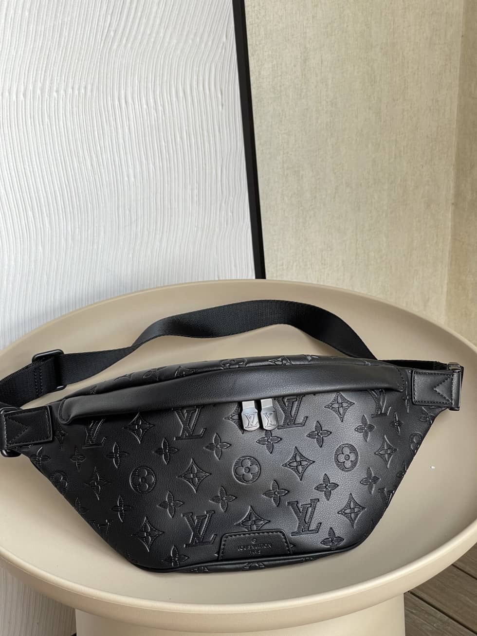 L0vis Vvtt0n Discovery Bumbag PM Monogram Shadow Black M46036 Replica Belt Bag