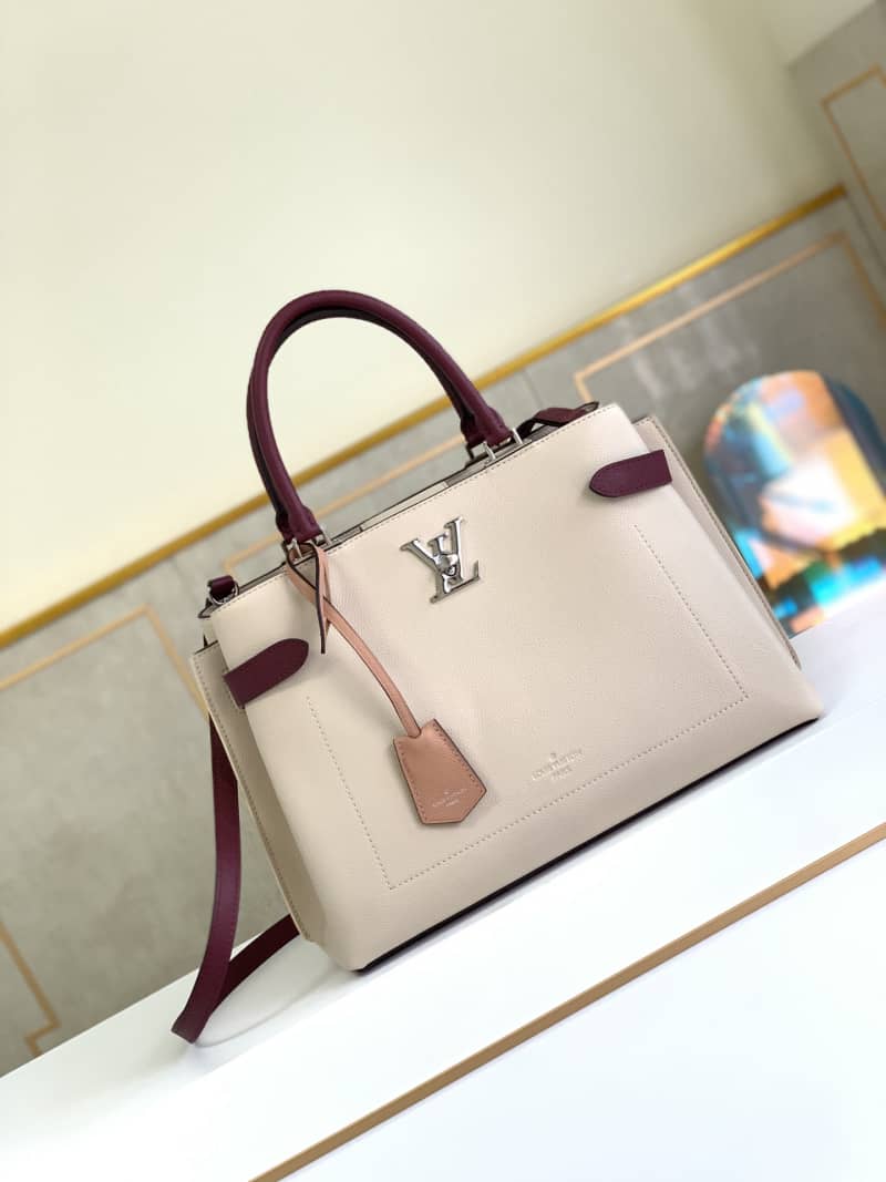 L0vis Vvtt0n Lockme Day 2Way Bag Replica M53647