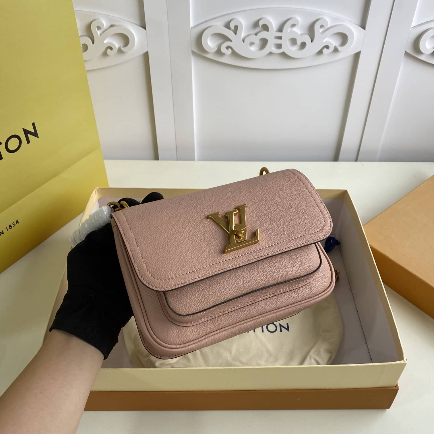 L0vis Vvtt0n Lockme Chain PM Replica Bag Pink M57073