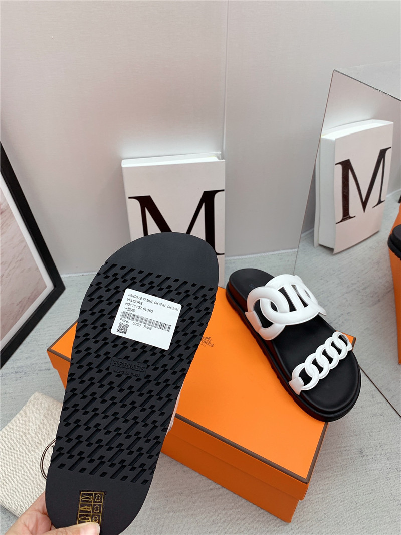 H**me5 flat sandals