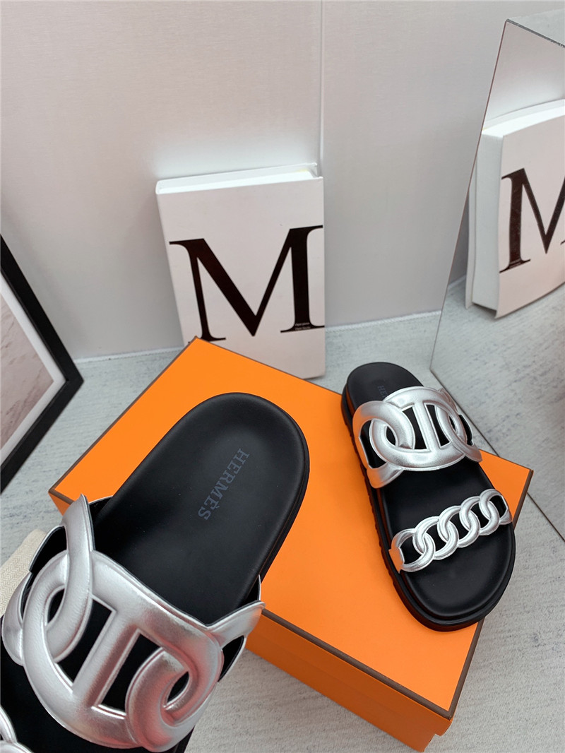 H**me5 flat sandals