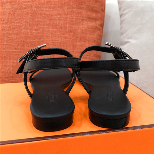 H**me5 flat sandals