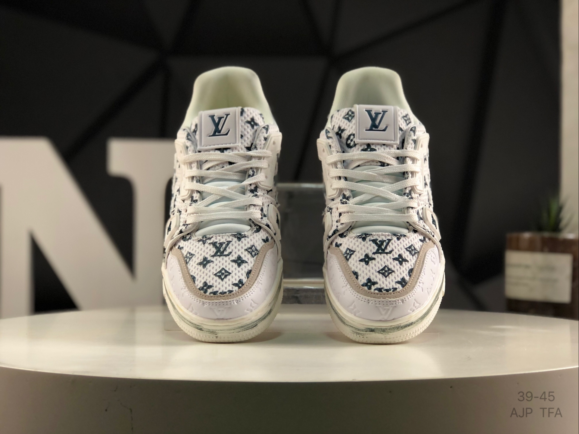 L0vis Vvtt0n Trainer Sneakers Replica