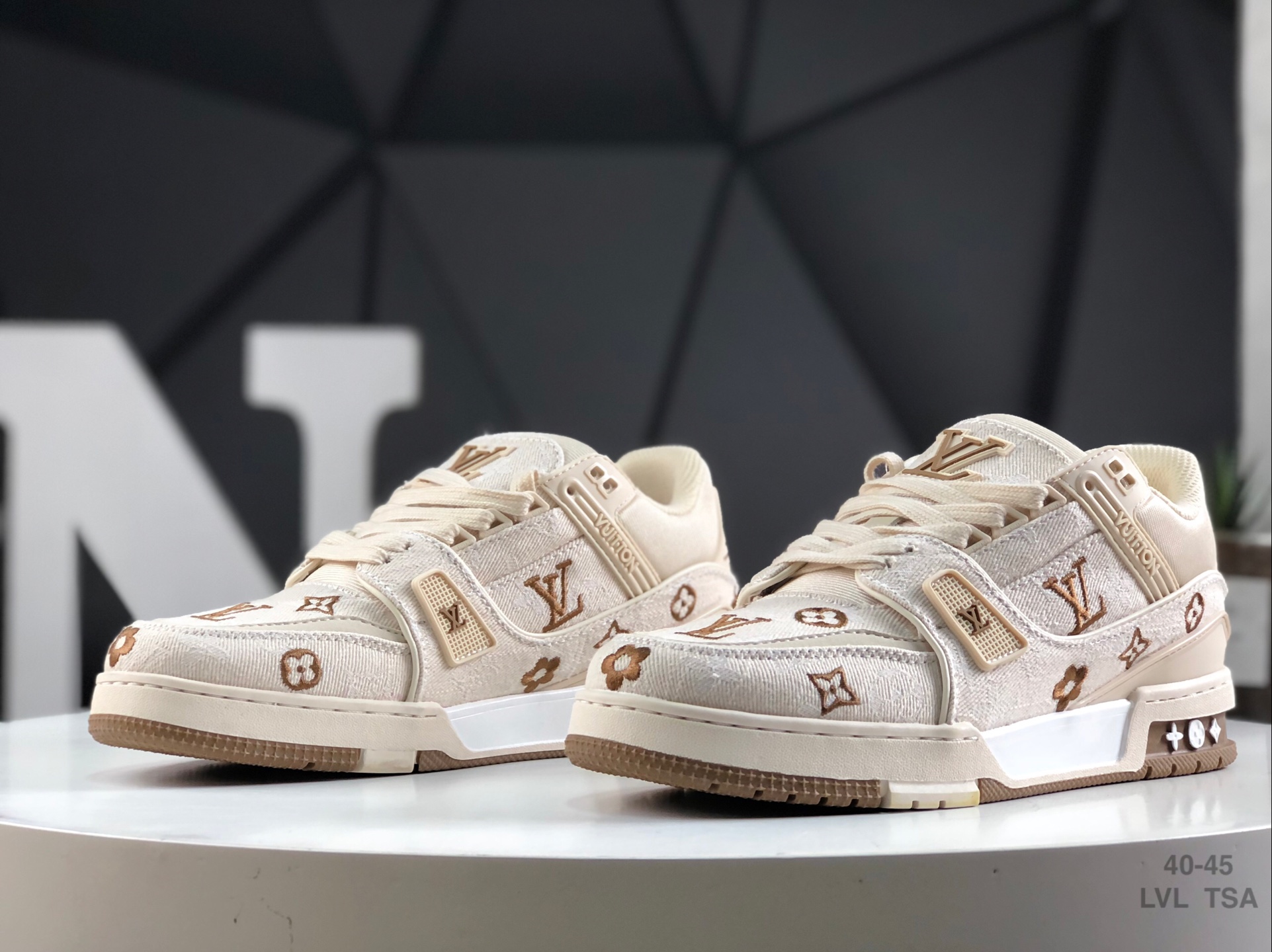 L0vis Vvtt0n sneakers
