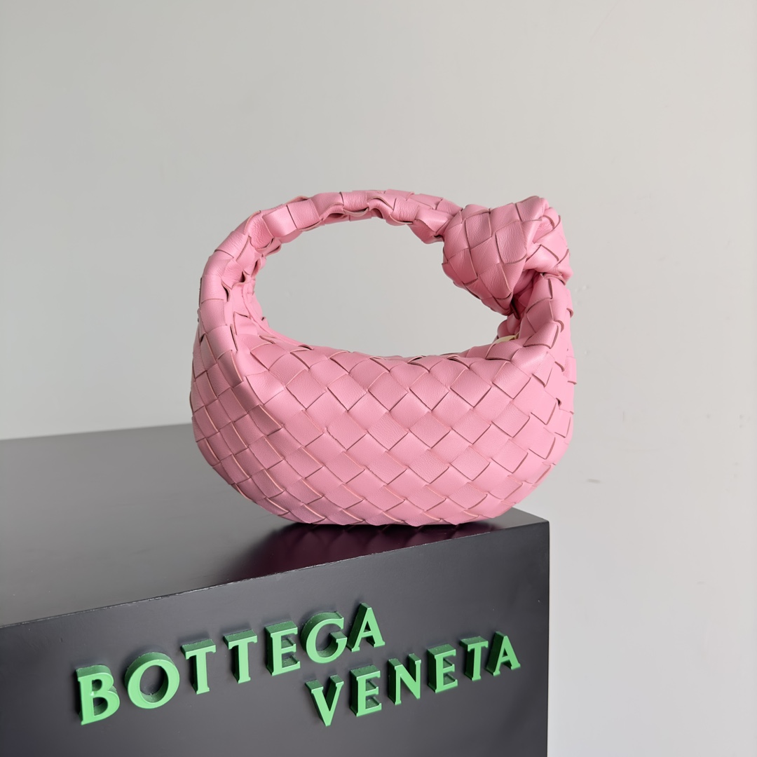 B0tt*ga Ven*ta Woman