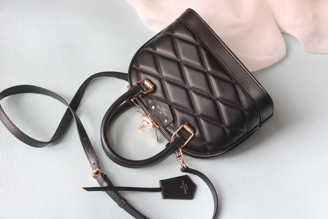 L0vis Vvtt0n black D1am0nd full leather shell bag series Alma BB shell handbag