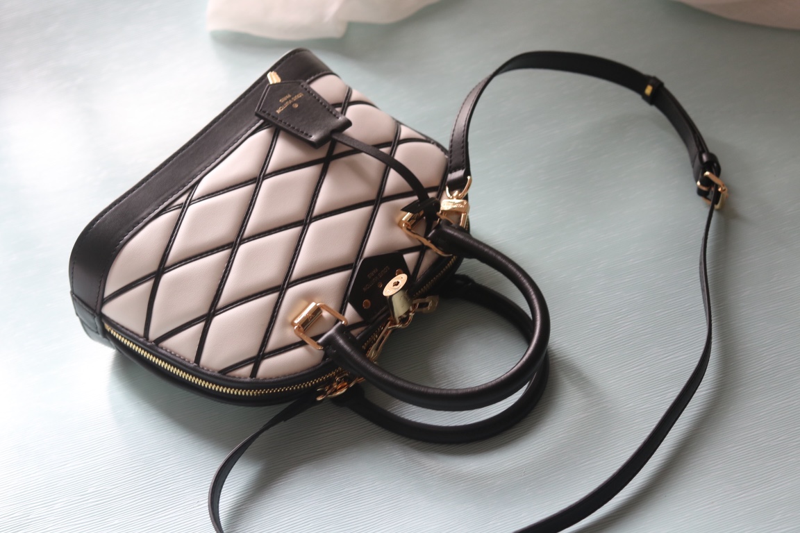 L0vis Vvtt0n black and white D1am0nd full leather shell bag series Alma BB shell handbag