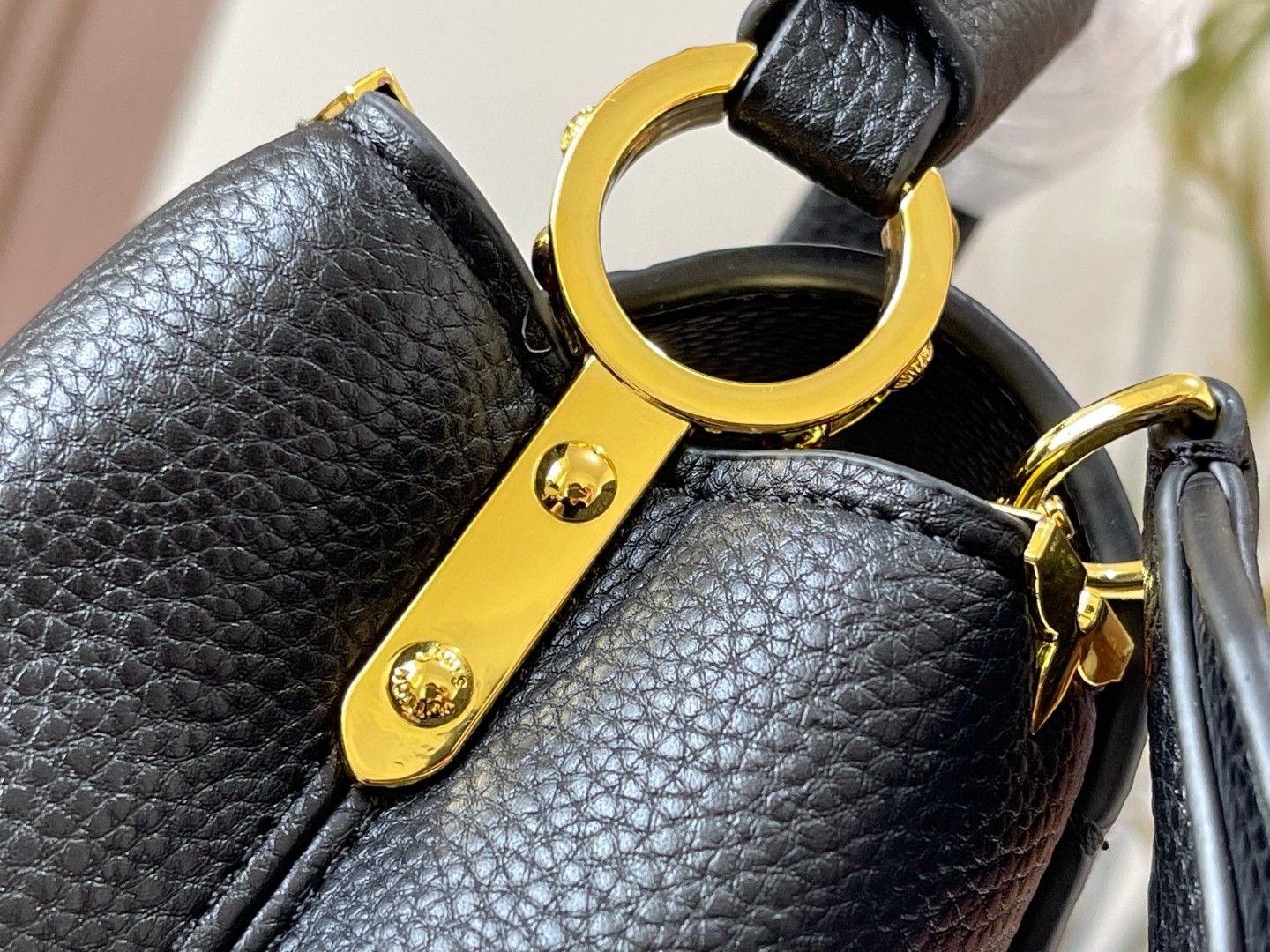 L0vis Vvtt0n Capucines Mini Corolla Gold Top Handbag Replica