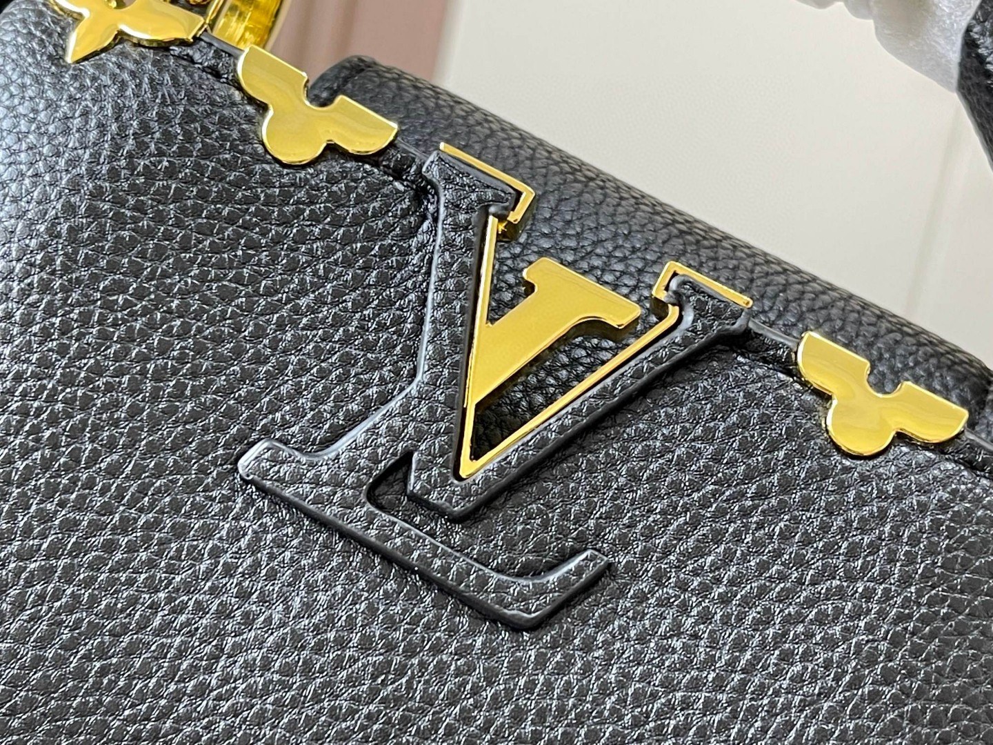 L0vis Vvtt0n Capucines Mini Corolla Gold Top Handbag Replica