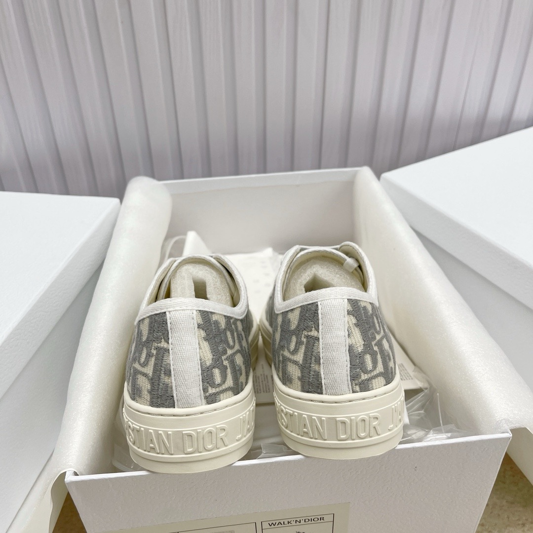 D10r Embroidered Low-Top Sneakers Replica – High-Quality Edition