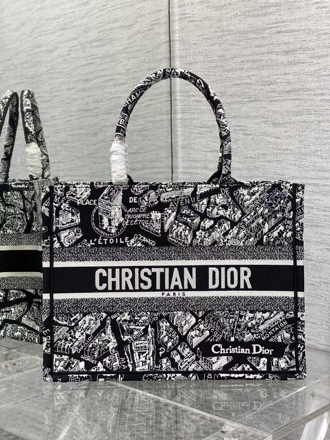 D10r top edition medium embroidered handbag